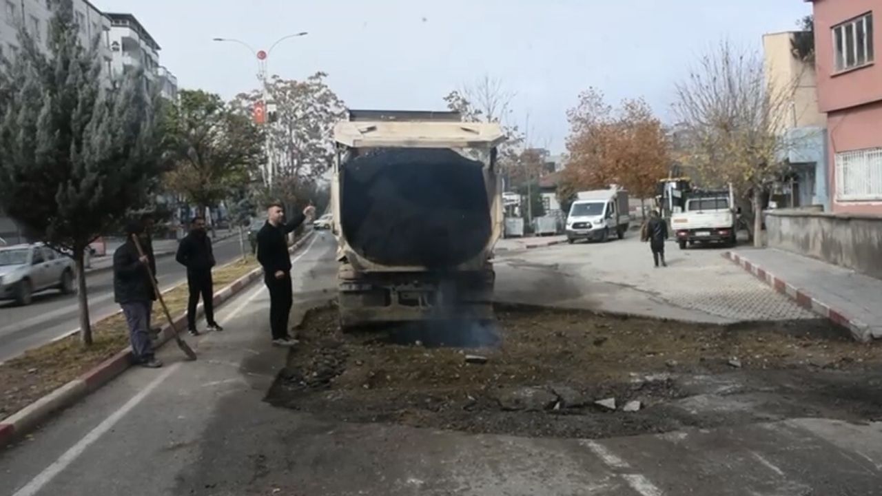 Siirt'te Yol Bakım Seferberliği: Asfalt ve Parke Onarımı Sürüyor