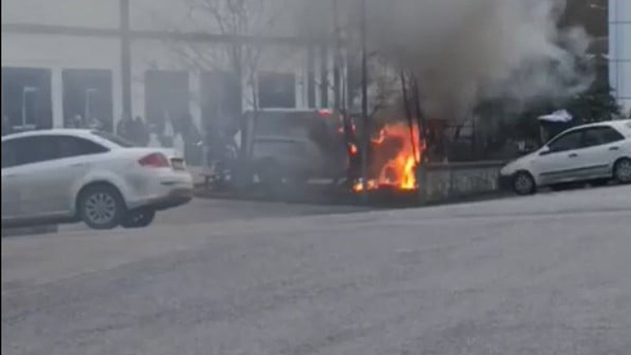 Şile'de Seyir Halindeki Araç Alev Aldı: Şile Devlet Hastanesi Önünde Büyük Hasar