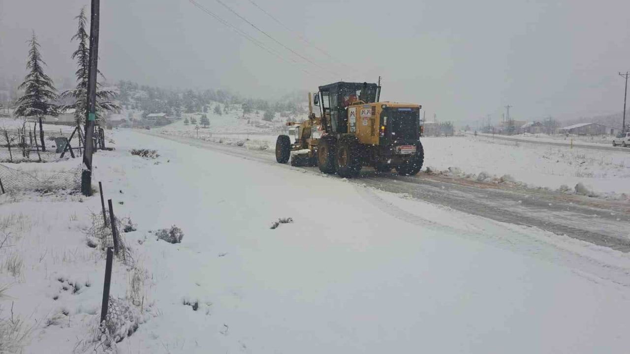 Silifke'de Karla Mücadele: Ekipler Kırsal Yollarda