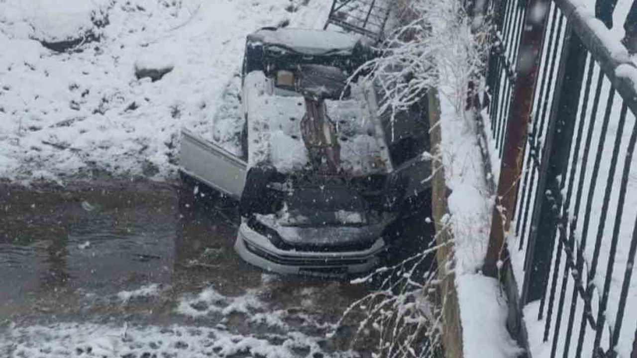 Silvan'da Otomobil Köprüden Düştü: 2 Yaralı