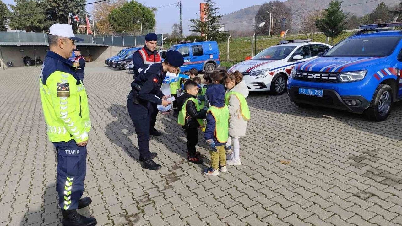 Simav Jandarma, 20 Minik Öğrenciye Temel Trafik Eğitimi Verdi
