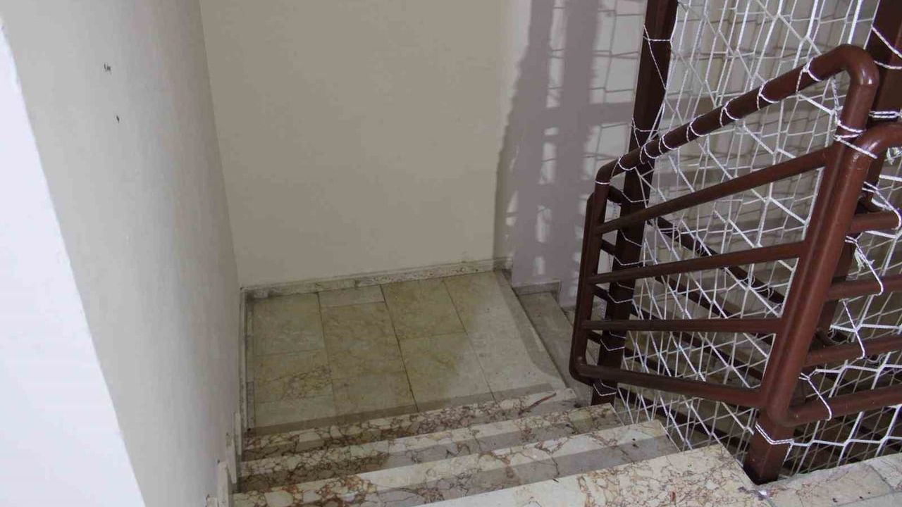 Sincan'da kurye merdivenlere tuvaletini yaptı — güvenlik kamerası kaydetti