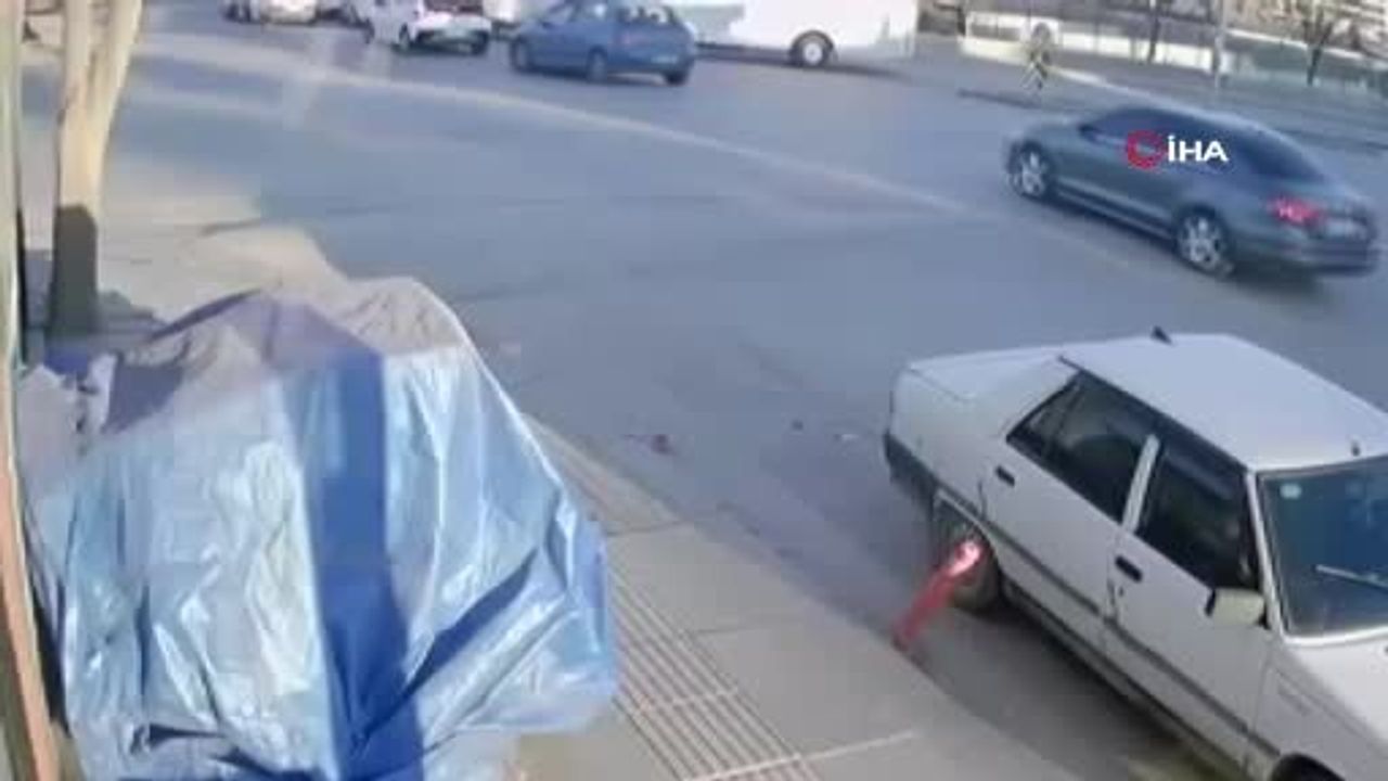 Sincan’da motosiklet kırmızı ışıkta duran otomobile çarptı: 1 yaralı