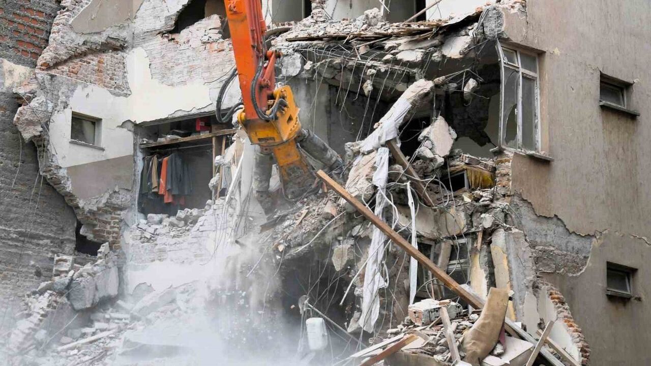 Sındırgı'da 6,1'lik Deprem Sonrası Yıkımlar Sürüyor