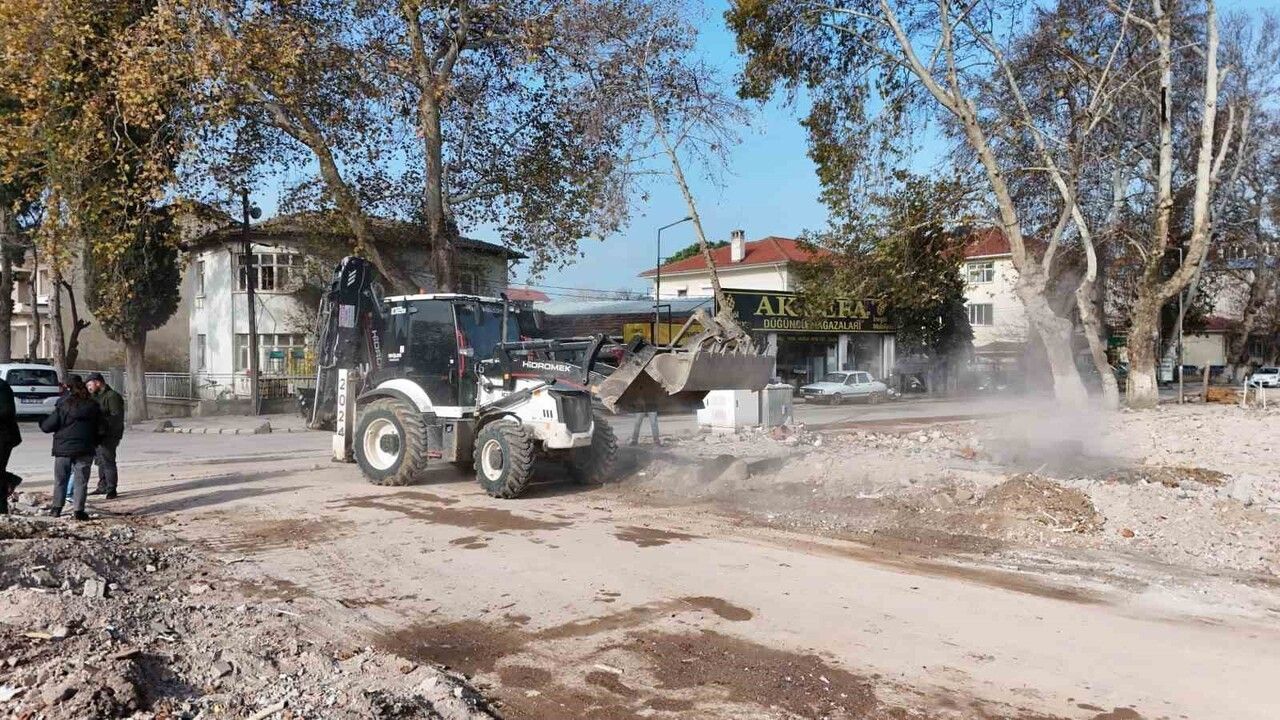 Sındırgı'da Deprem Sonrası 5 Bina Yıkıldı, Temizlik Çalışmaları Sürüyor