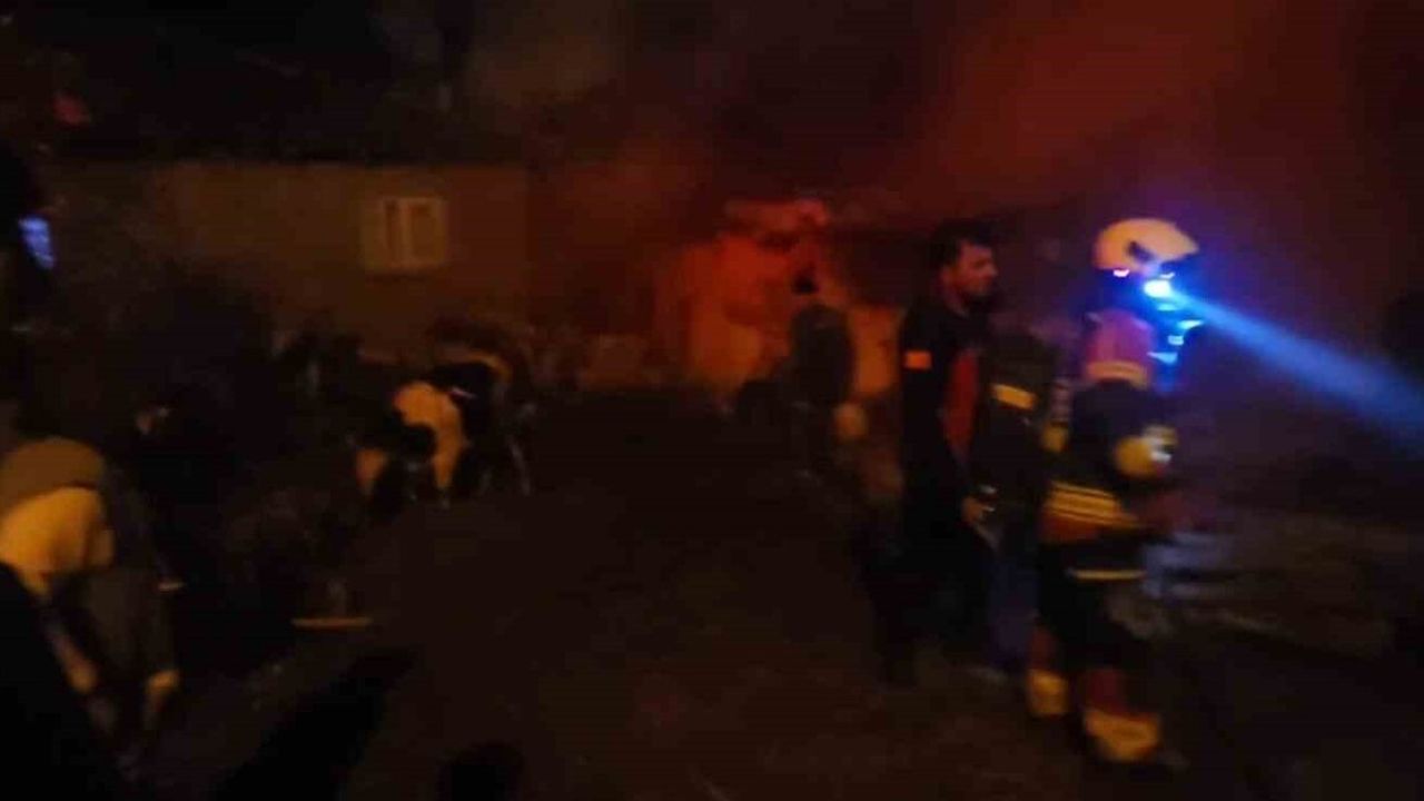 Sındırgı'da hayvan damı ve samanlıkta yangın, itfaiye hızlı müdahaleyle söndürdü