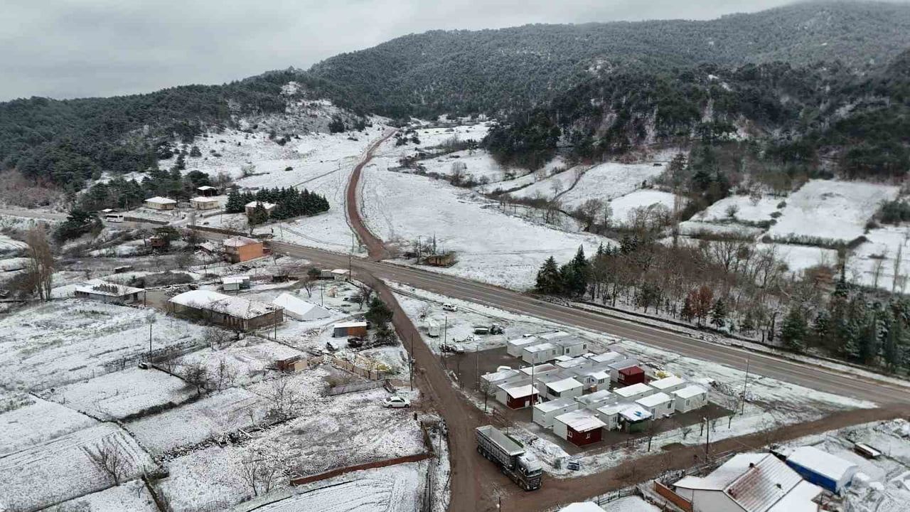 Sındırgı’da Kar ve Buzlanma Hayatı Zora Soktu — Kertil Konteyner Kentte Yeni Yıl Umudu