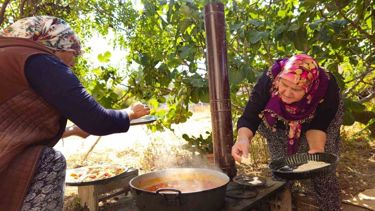 Sındırgı'da Tarhana Bezdirmesi İmeceyle Sokakları Sardı
