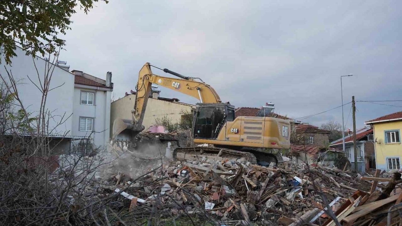 Sındırgı’da Yıkım: 27 Ekim Depremi Sonrası 8 Bina Kontrollü Yıkıldı