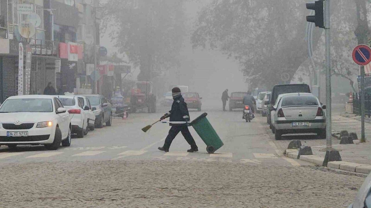Sındırgı'da Yoğun Sis Sürücüleri Zorladı