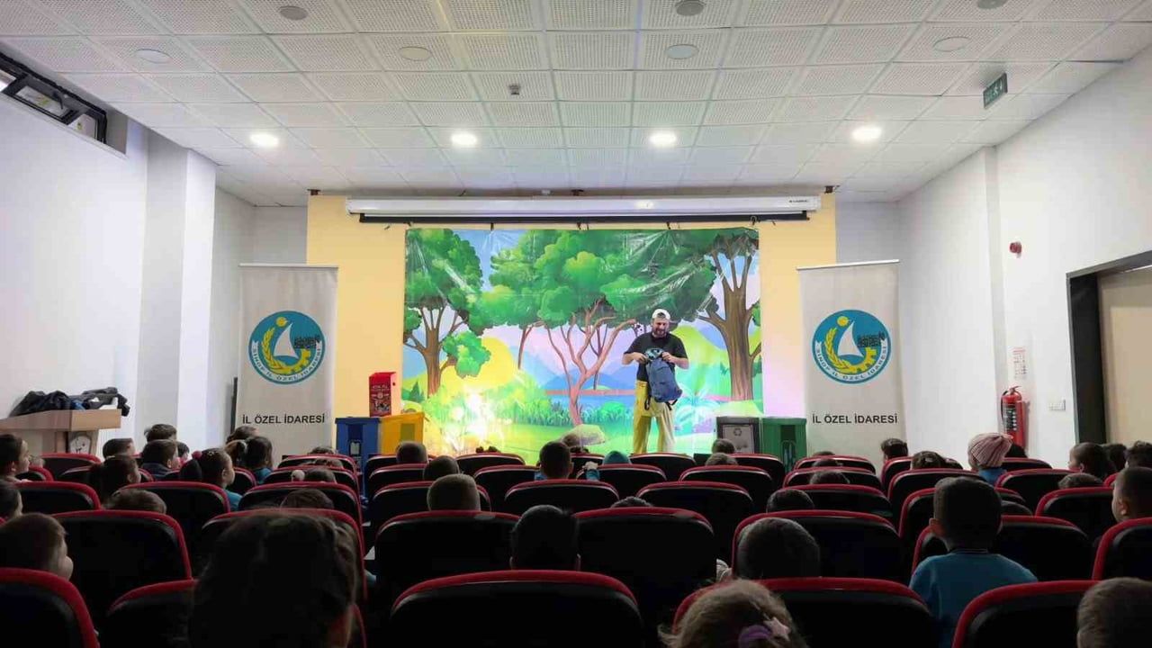 Sinop’ta "Bora Geri Dönüşüm Yolunda" Tiyatrosu 2 Bin Öğrenciye Çevre Bilinci Aşıladı