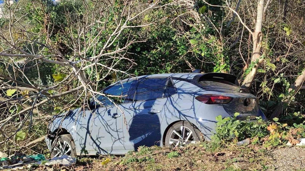 Sinop’ta Kontrolden Çıkan Otomobil Ağaçlık Alana Devrildi: Sürücü Yaralandı