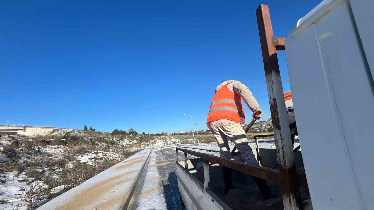 Sinop’ta 'kürekli' tuzlama ile karla mücadele