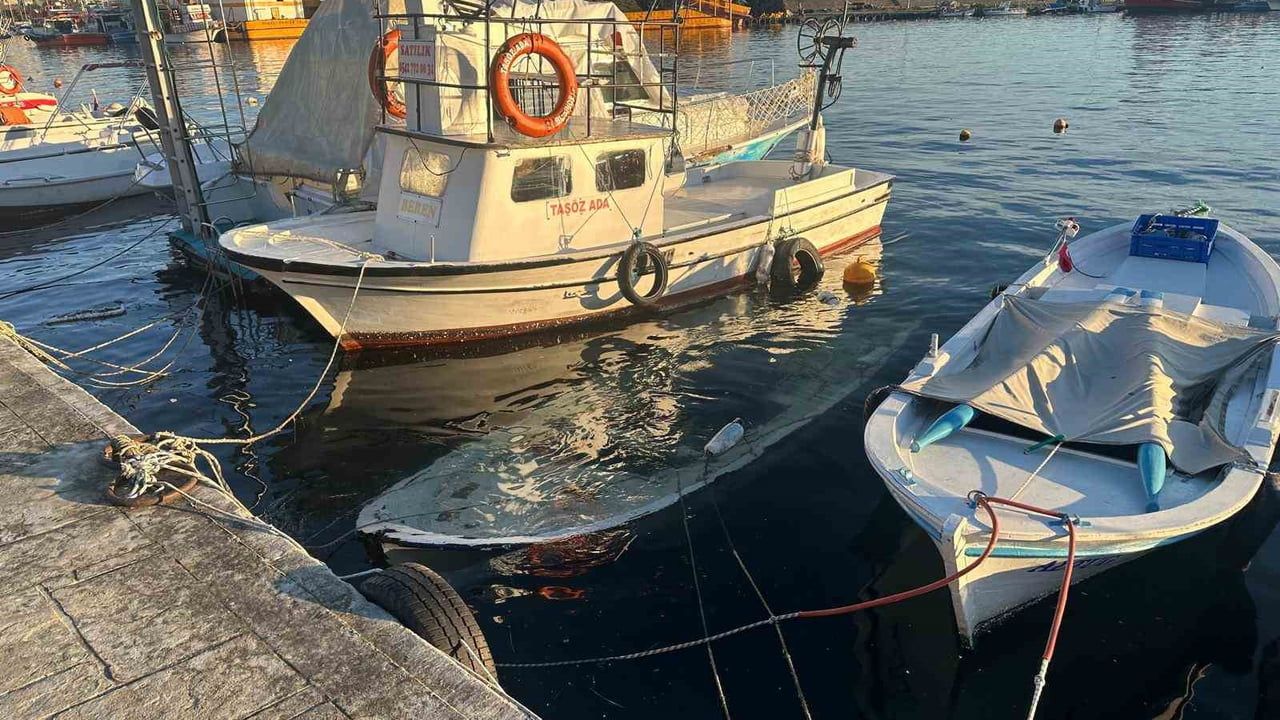 Sinop'ta limanda kayık su alarak battı