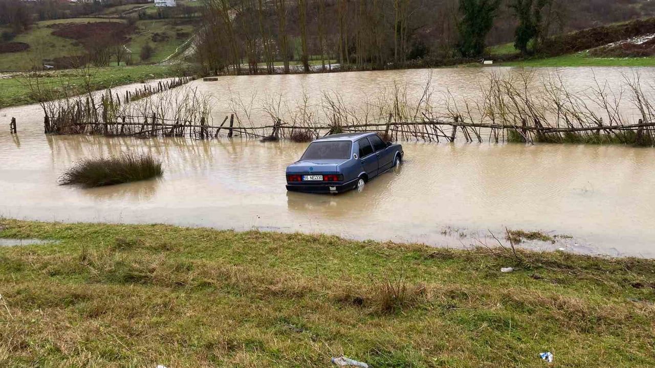 Sinop'ta Otomobil Su Birikintisine Saplandı