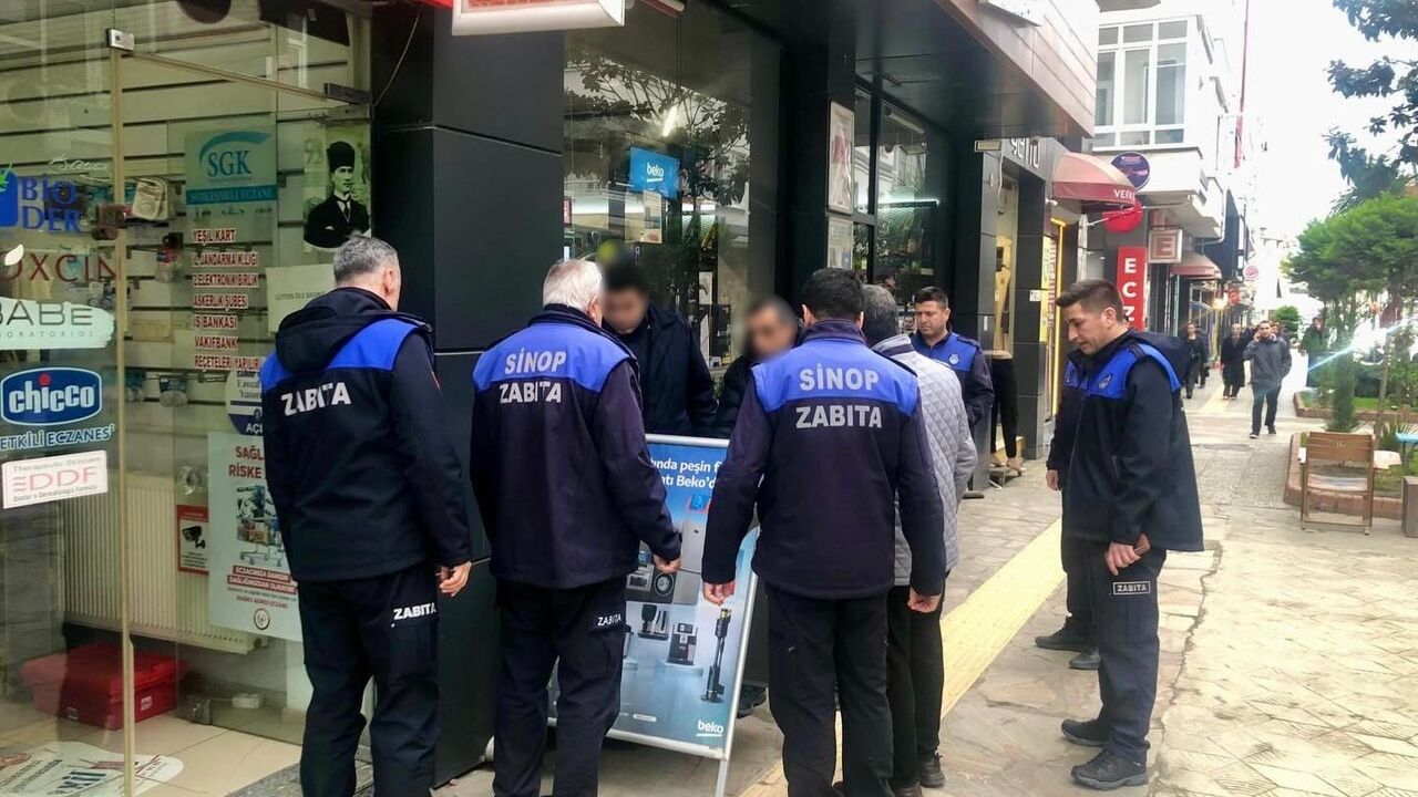 Sinop’ta Zabıta Kaldırım İşgali Denetimi