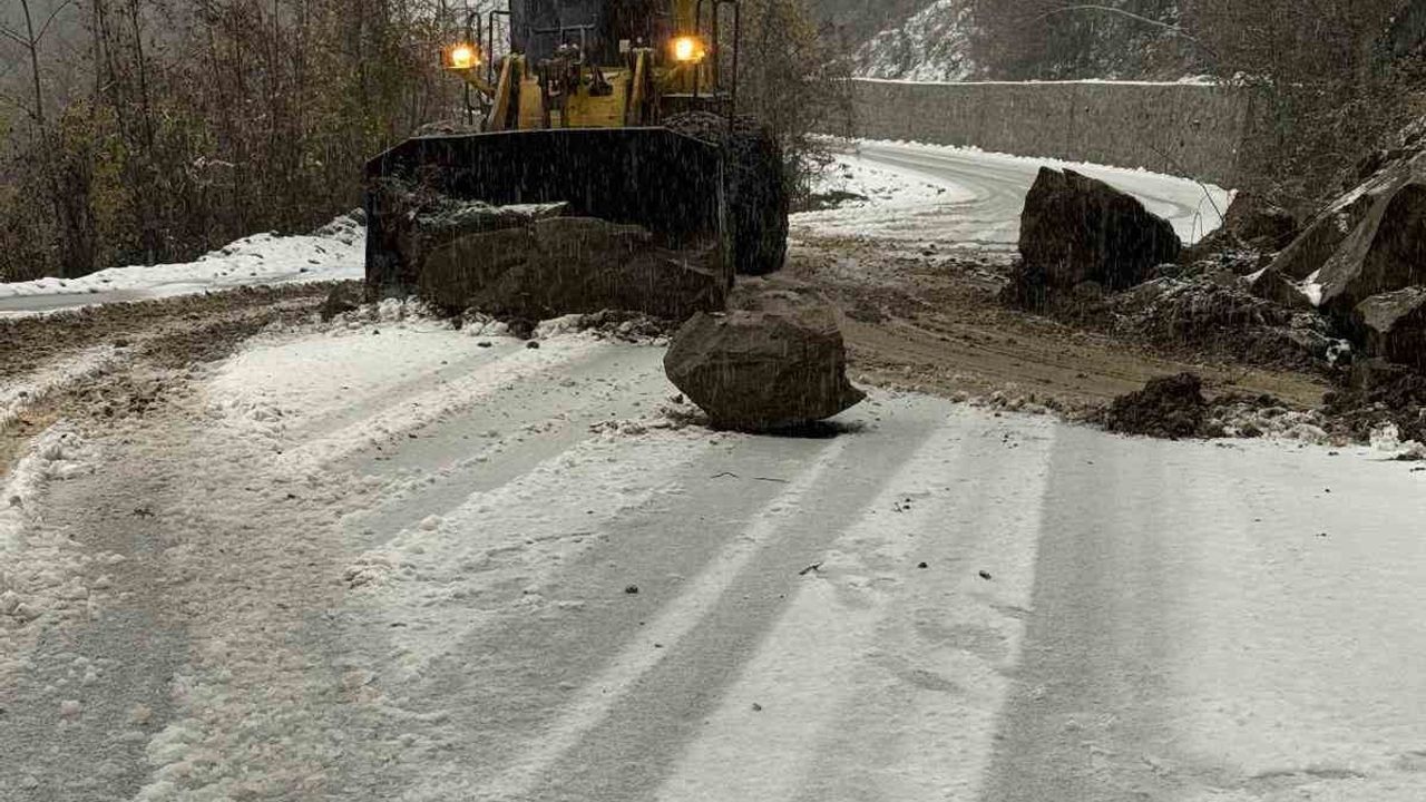 Sinop Türkeli'de Heyelan: Düzler-Celaller (Gökçealan-Çatak) Yolu Kısa Süreli Ulaşıma Kapandı