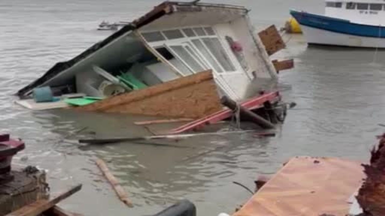 Sinop Türkeli’de Şiddetli Fırtına: Helaldı Limanı’nda Balıkçı Barınağı Hasar Gördü