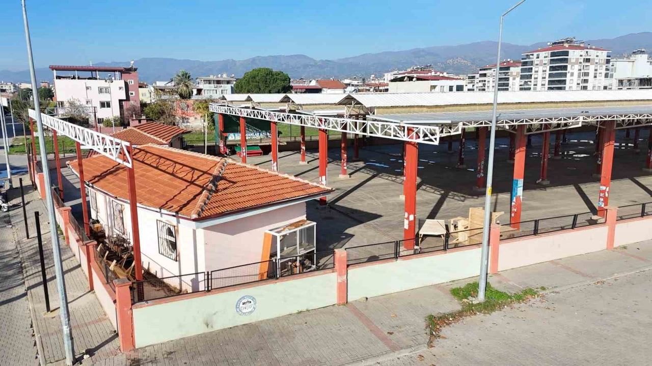 Şirinevler Pazaryeri'ne Üst Kaplama: Esnafın Talebi Karşılandı