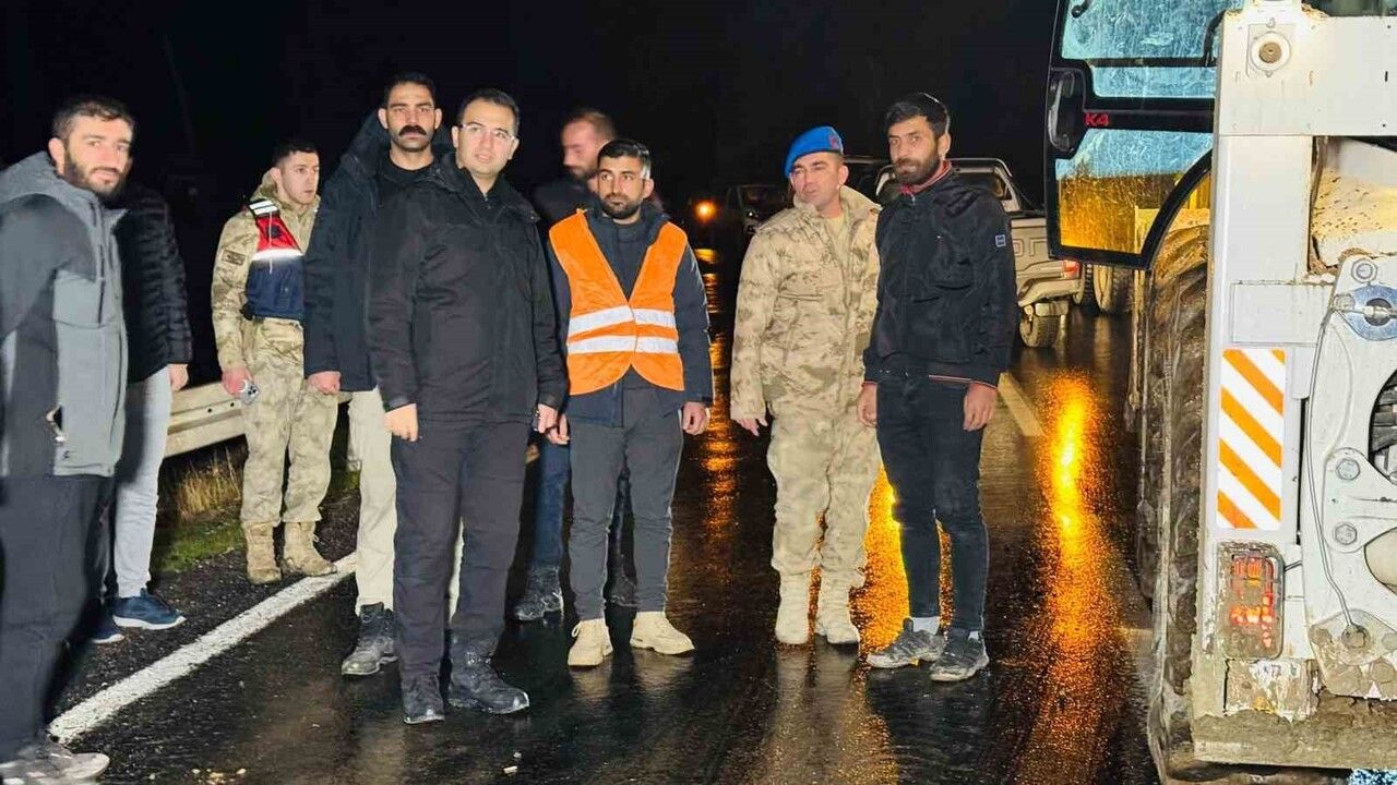 Şırnak Beytüşşebap'ta Kapanan Yolu Açan Ekipler Ölümden Döndü