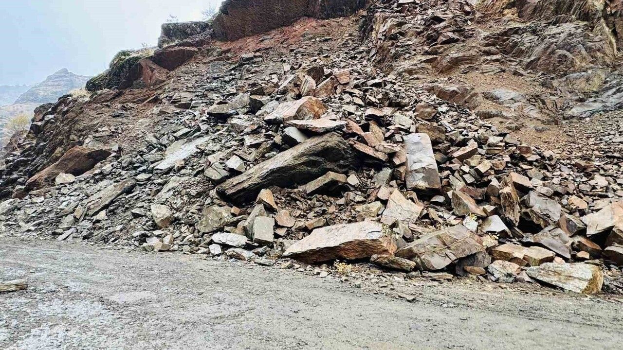 Şırnak-Beytüşşebap Yolunu Kopan Kayalar Kapattı
