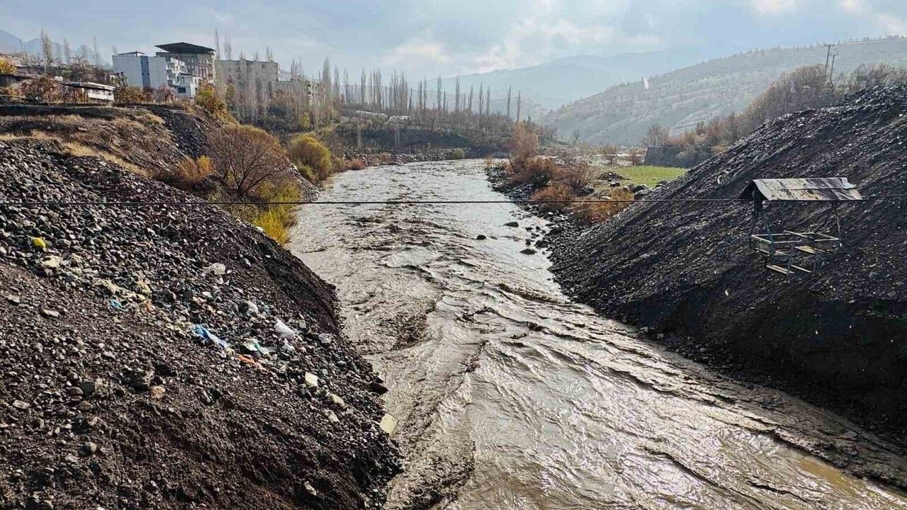 Şırnak'ta Hezil Çayı Coştu: Debi Yükseldi, Taşkın Riski Artıyor