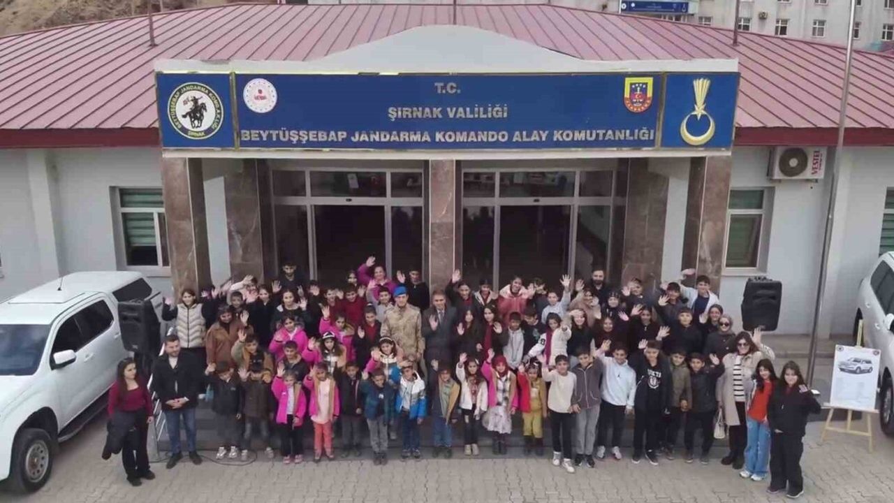 Şırnak'ta Jandarmadan Çocuklara Unutulmaz Gün: Köpek Gösterileri