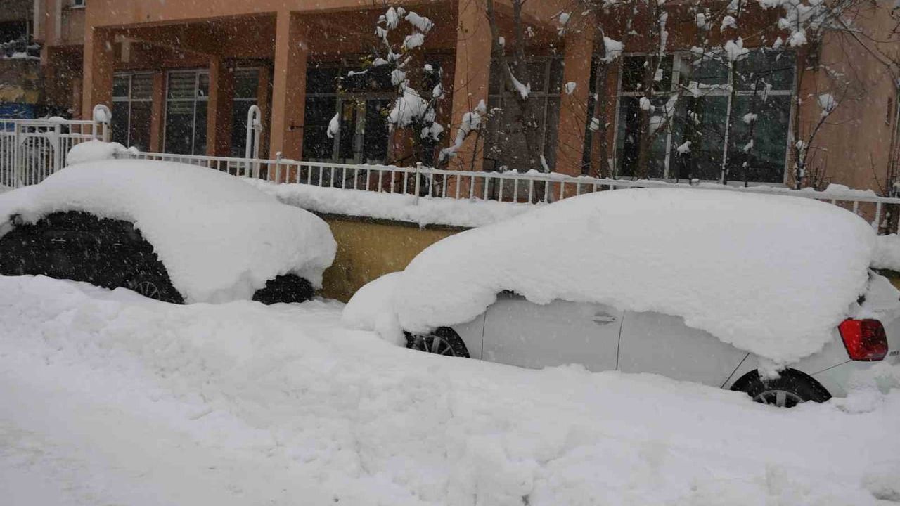 Şırnak'ta Kar Alarmı: Beytüşşebap'ta Araçlar Kar Altında
