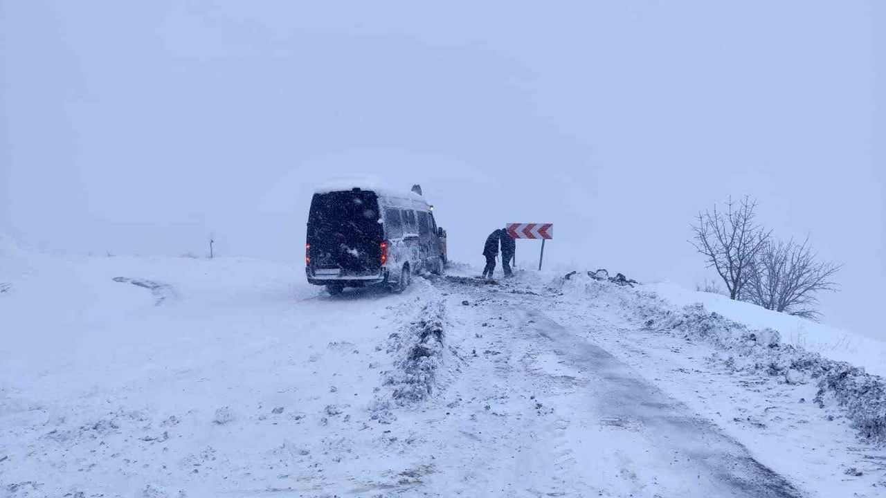 Şırnak'ta Kar: Belediye Mahsur Kalan Yüzlerce Aracı Kurtardı
