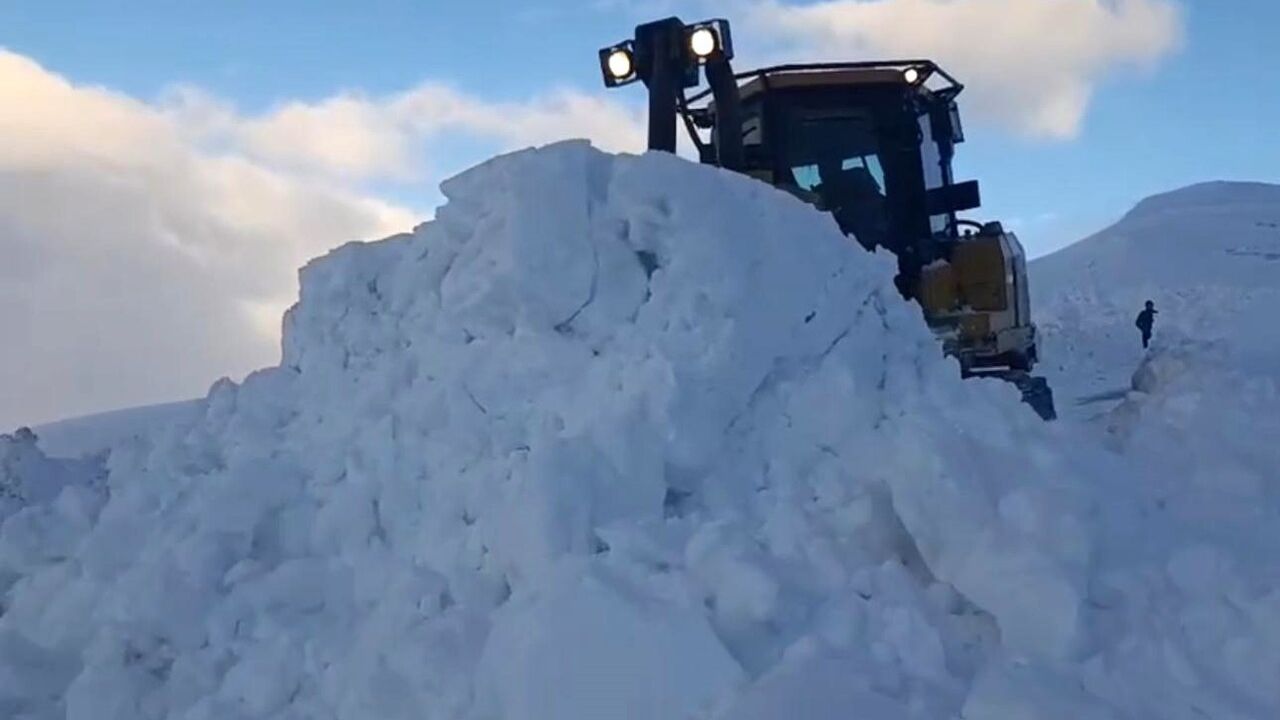 Şırnak'ta Kar Esareti: Beytüşşebap Kato Dağı'nda Yollar Açılıyor