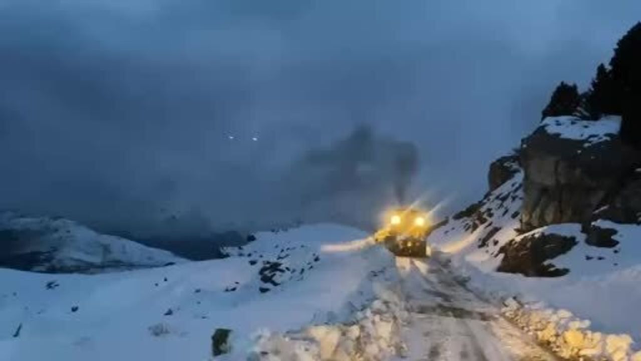 Şırnak'ta Kar Esareti: Lisetayrı Köyü Yolunda Kapalı Yollar Açılıyor