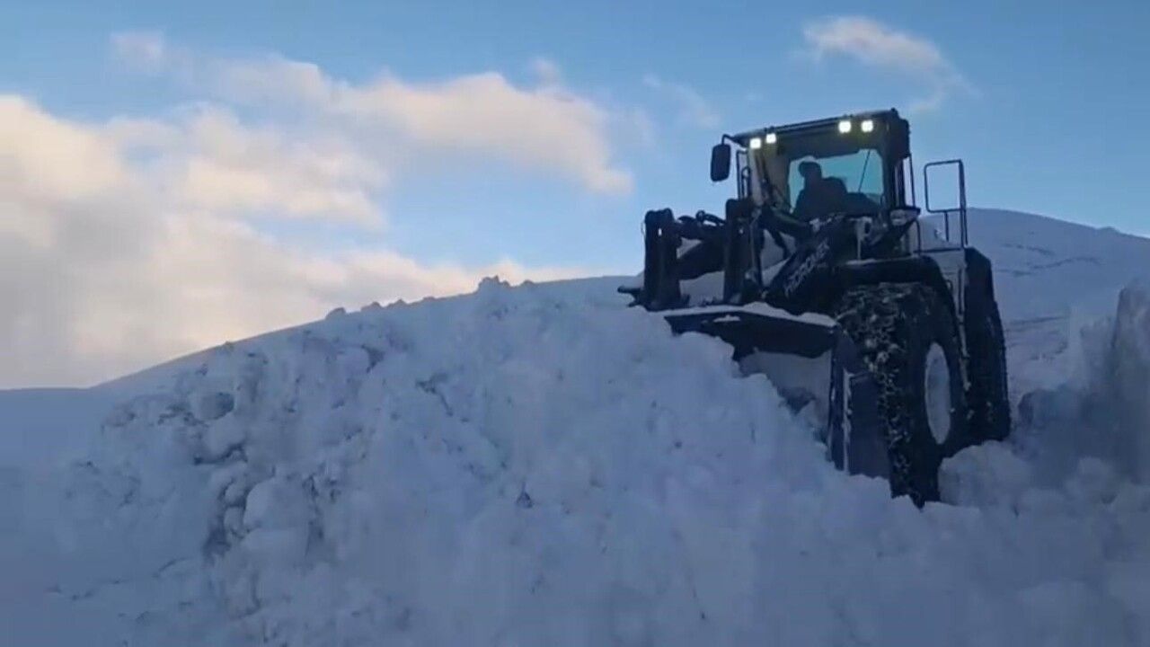 Şırnak'ta Kar Kalınlığı 1 Metreyi Aştı — Dozerler Zorlukla Yolları Açıyor
