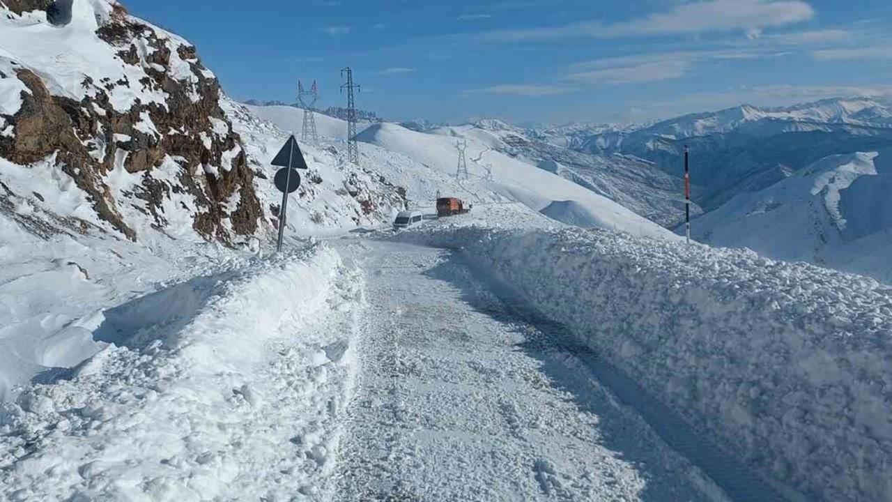 Şırnak'ta kara saplanan minibüsteki 12 kişi 3 saatte kurtarıldı