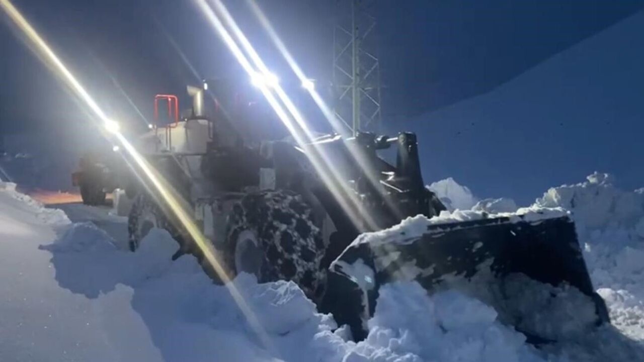 Şırnak'ta Karla Mücadele Gece Boyunca — Beytüşşebap'ta Kerkül Yolu Açılmaya Çalışılıyor