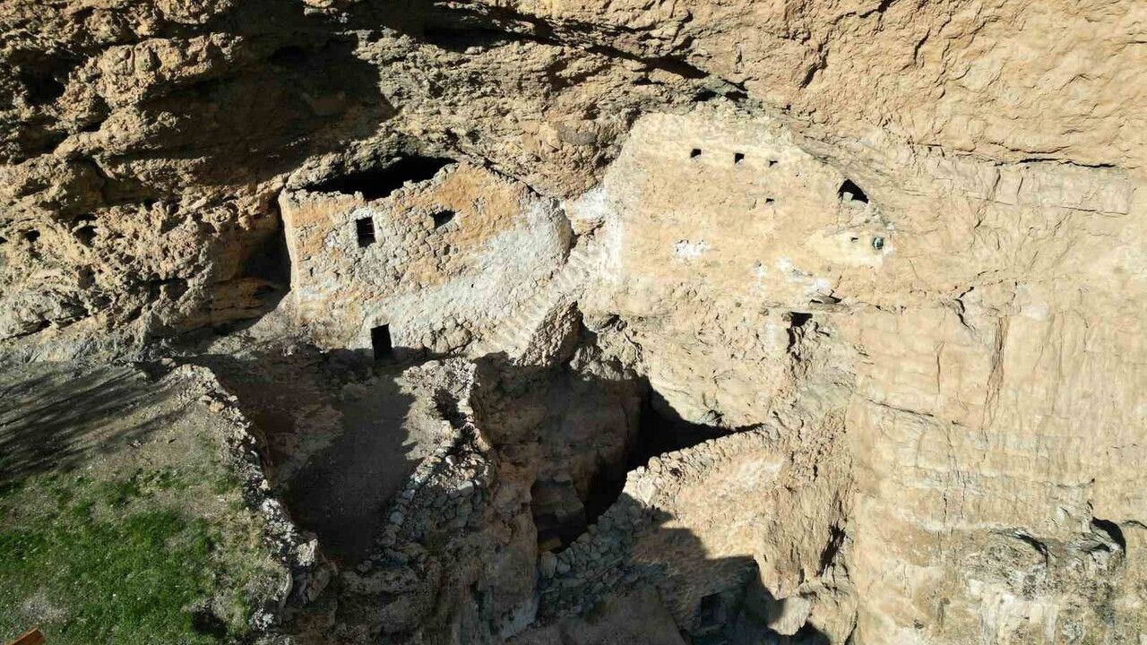 Şırnak'ta Kayaların Ortasındaki Yüzlerce Yıllık Manastır Dronla Görüntülendi