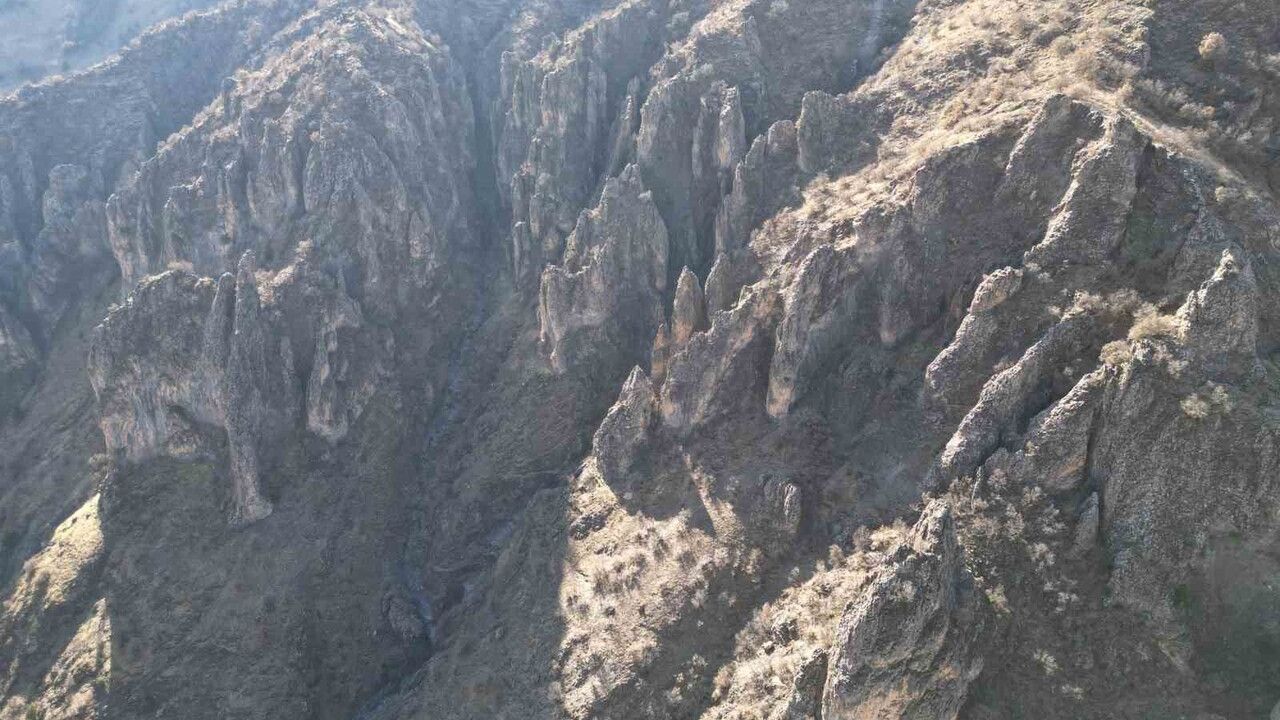 Şırnak'ta 'Kör Kandil' Bölgesinde Peri Bacalarını Andıran Oluşumlar Görüntülendi