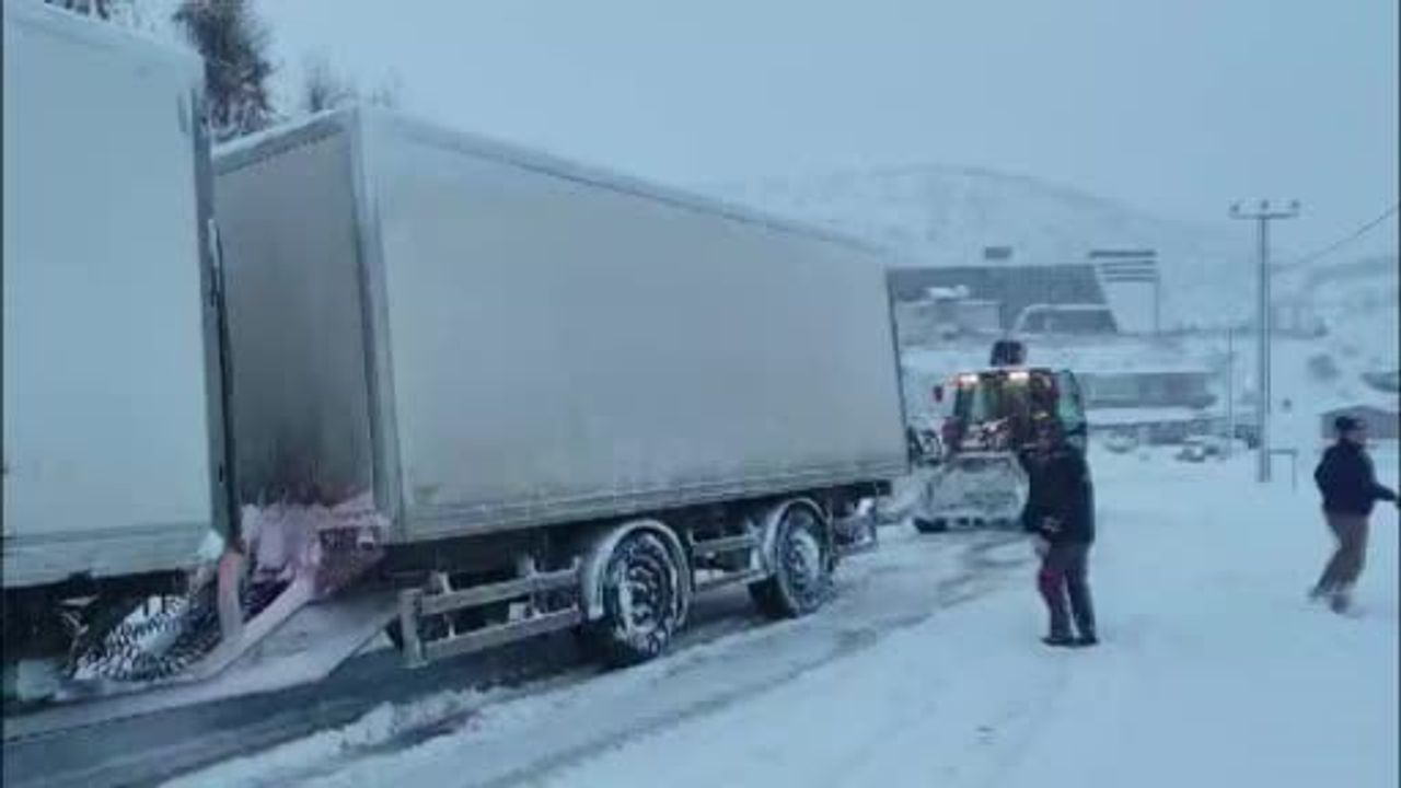 Şırnak'ta Yoğun Kar: Belediye Yüzlerce Aracı Kurtardı