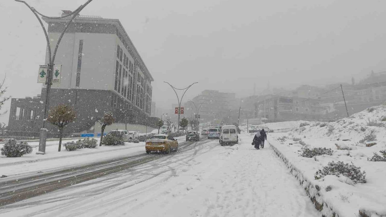 Şırnak’ta Yoğun Kar ve Buzlanma: Eğitime Ara (29-30 Aralık 2025)