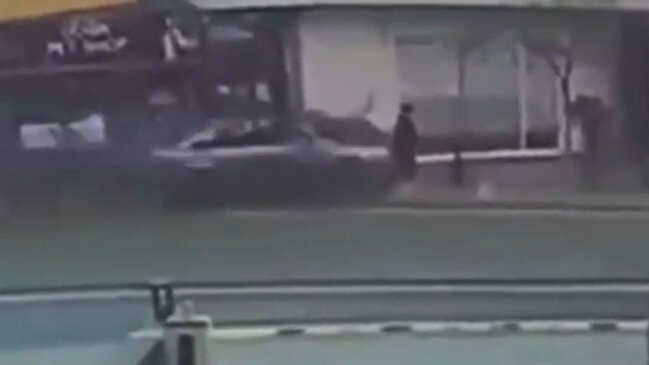 Şişli'de Otomobil Yayaların Arasına Daldı — Kaza Anı Kamerada