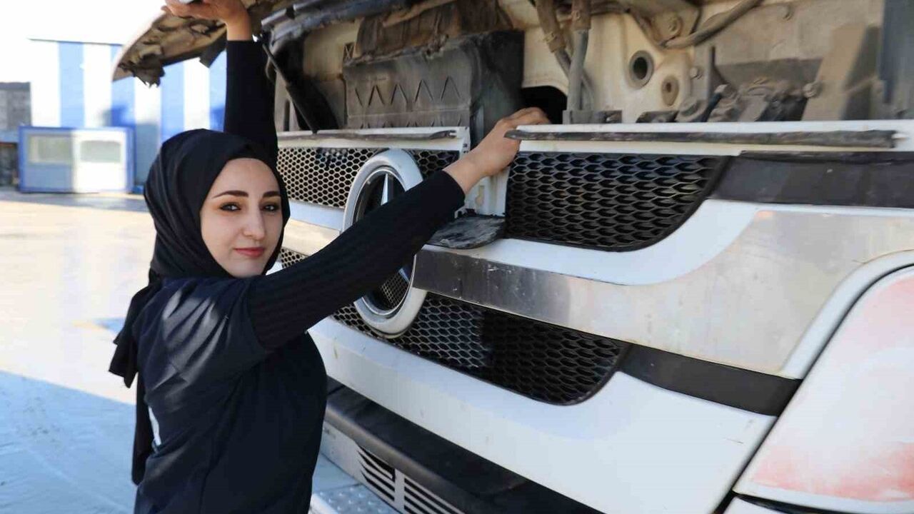 Sivas'ın İlk Kadın Silobas Şoförü Rabia Demir