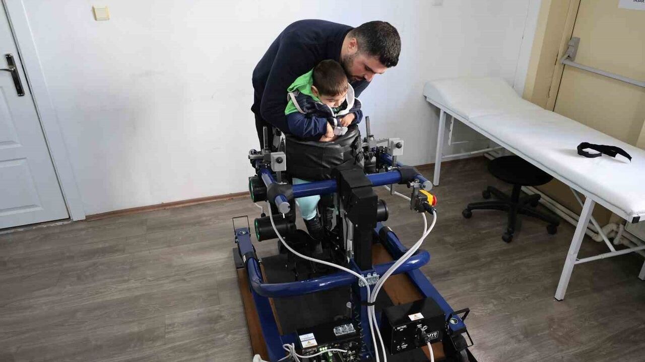 Sivas’ın İlk Mobil Yürüme Robotu Çocuklara Umut Oluyor