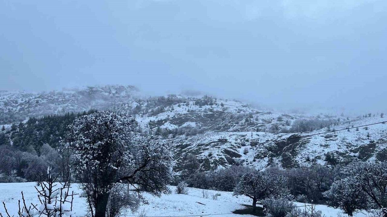 Sivas'ın Karadeniz'e Açılan Kapısına Kar Yağdı — Koyulhisar'da Kartpostallık Görüntüler
