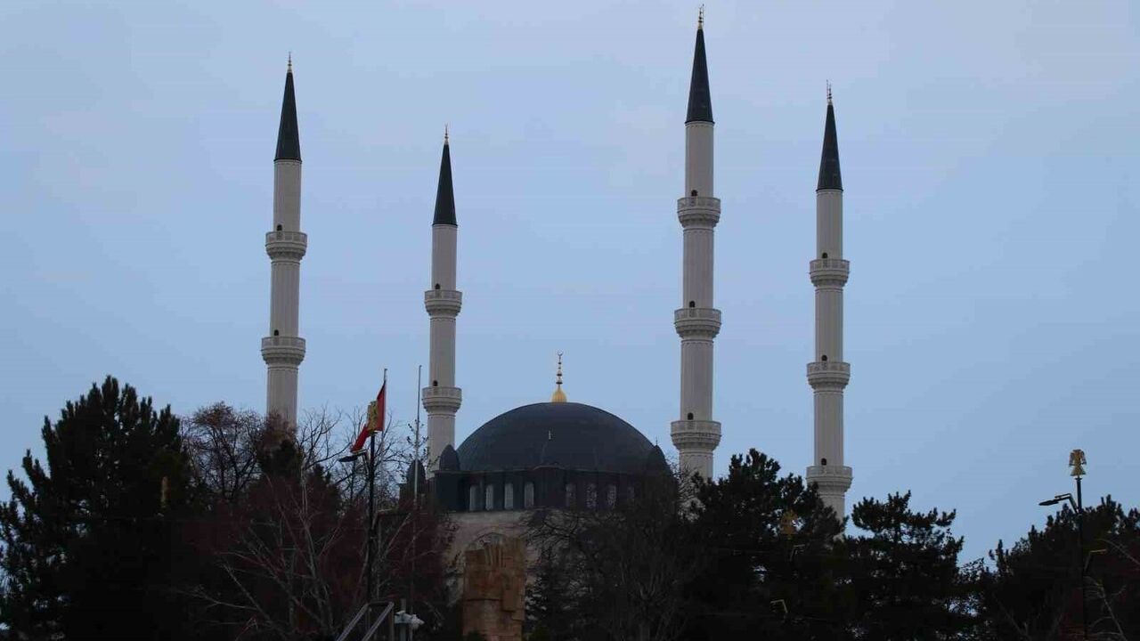 Sivas’ın Silüetini Yenileyen 4 Minareli Merkez Camisi Bitme Aşamasında