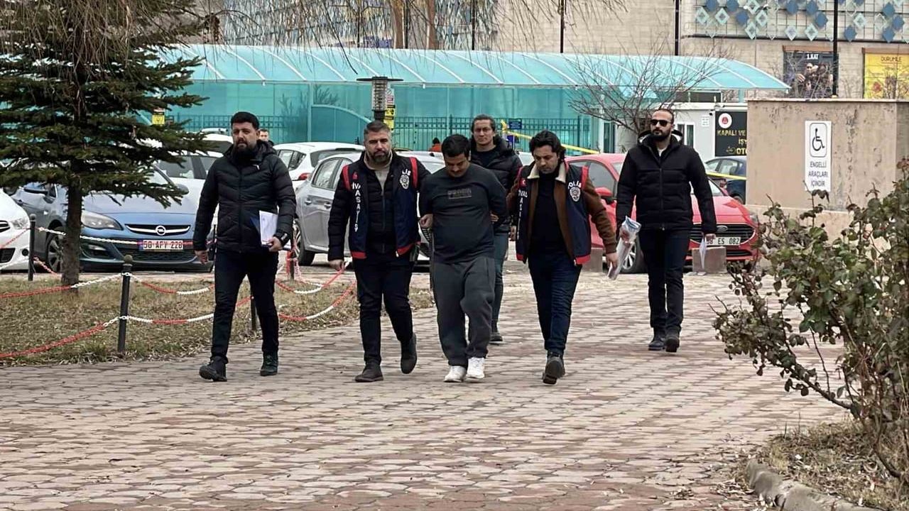 Sivas'ta ağabeyini göğsünden bıçaklayarak öldüren zanlı adliyeye sevk edildi