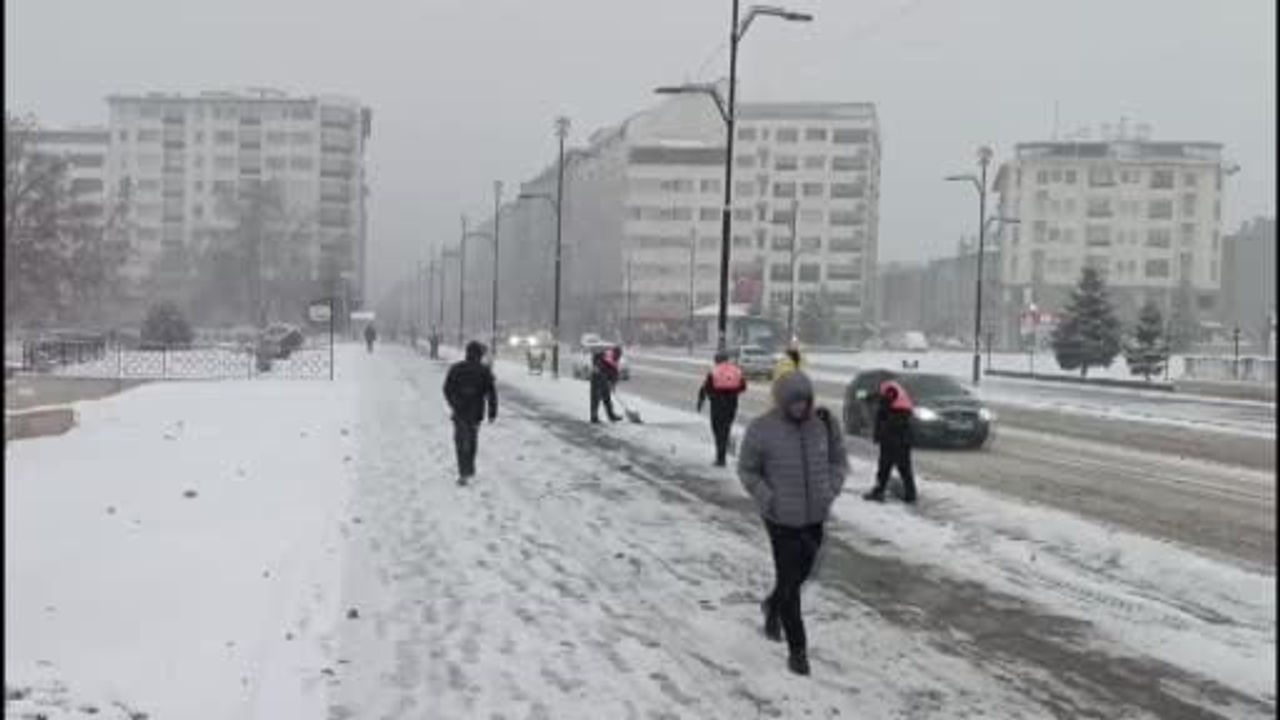 Sivas'ta Beklenen Kar Başladı: Meteoroloji'nin Sarı Uyarısı Doğru Çıktı
