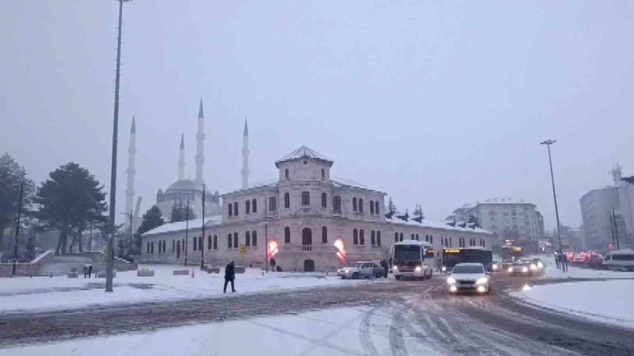 Sivas'ta Beklenen Kar Başladı — Meteoroloji Sarı Kod Uyarısı