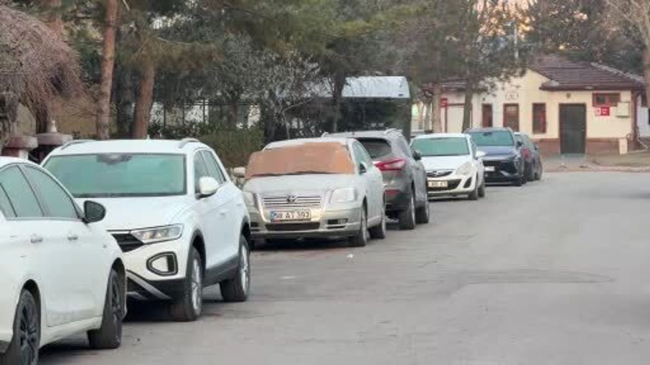 Sivas'ta Buz Alarmı: Sürücüler Cam Kazıma Mesaisine Başladı