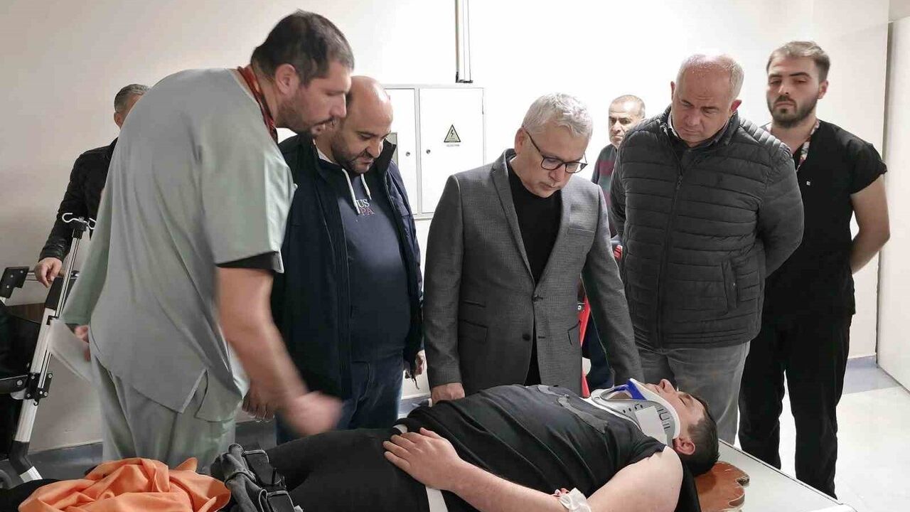 Sivas'ta Cezaevi Otobüsü Kaza Yaptı: Vali Şimşek Yaralıları Ziyaret Etti