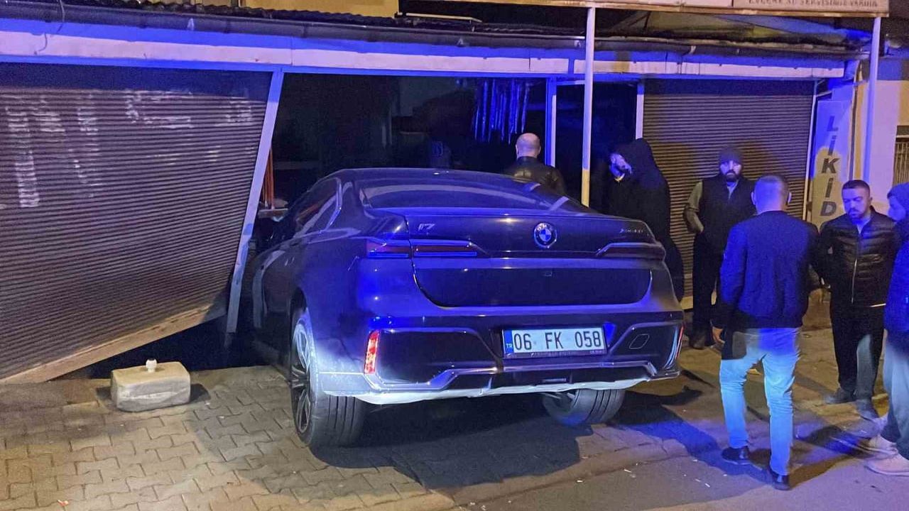 Sivas'ta Fren Yerine Gaza Basan Sürücü Markete Girdi