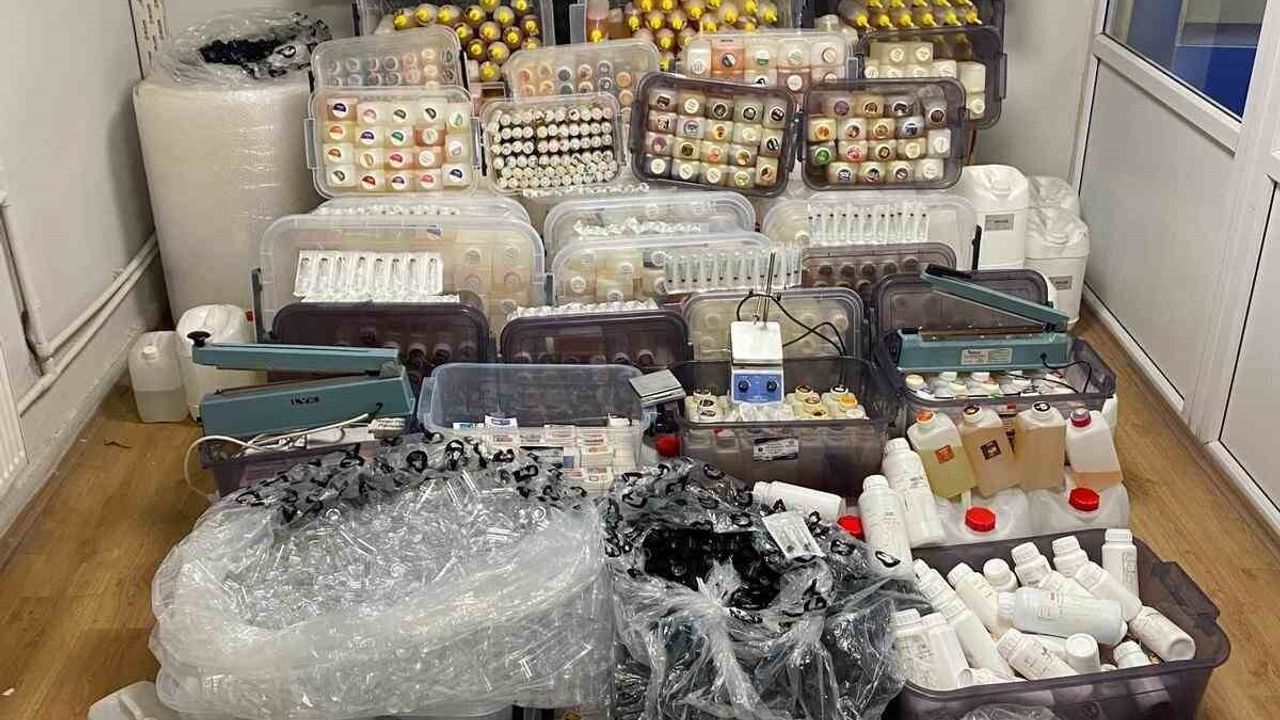 Sivas'ta Kaçak Elektronik Sigara Likiti Operasyonu: 1 Tonun Üzerinde Hammadde Ele Geçirildi